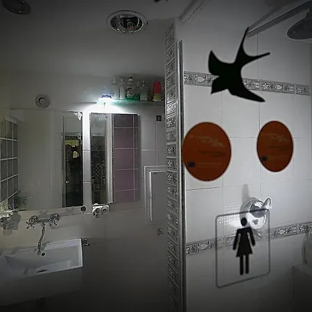 Dominant With Free Parking For Preregistered Drivers & Garage With Cctv 招待所