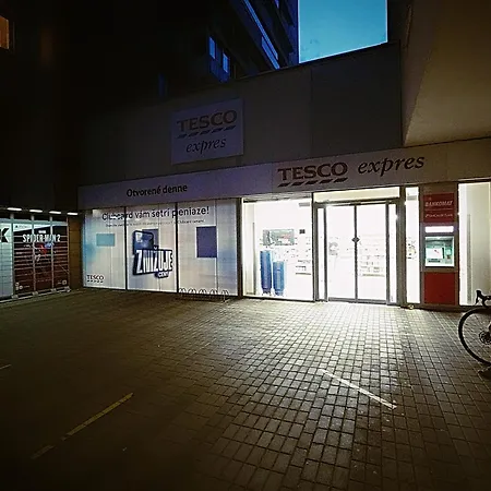 Dominant With Free Parking For Preregistered Drivers & Garage With Cctv 招待所 布拉迪斯拉发