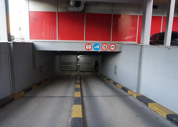 Guest house Dominant With Free Parking For Preregistered Drivers & Garage With Cctv