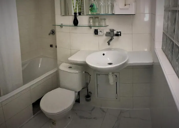 Guest house Dominant With Free Parking For Preregistered Drivers & Garage With Cctv 3*