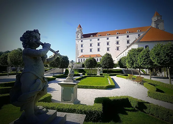 Guest house Dominant With Free Parking For Preregistered Drivers & Garage With Cctv