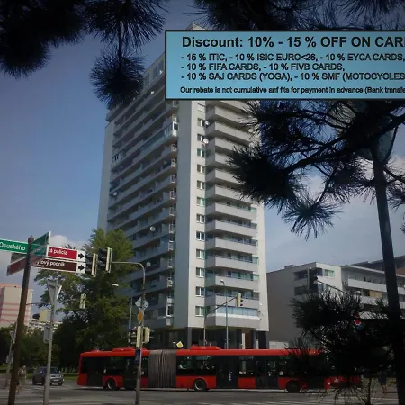 بيت ضيافة Dominant With Free Parking For Preregistered Drivers & Garage With Cctv براتسيلافا