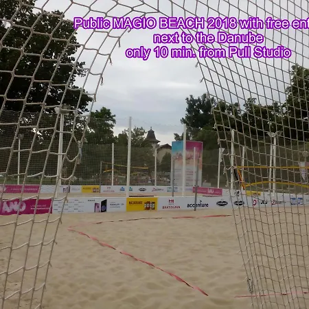 بيت ضيافة Dominant With Free Parking For Preregistered Drivers & Garage With Cctv براتسيلافا